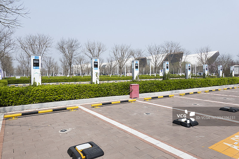 停车场内的电动汽车充电器图片素材