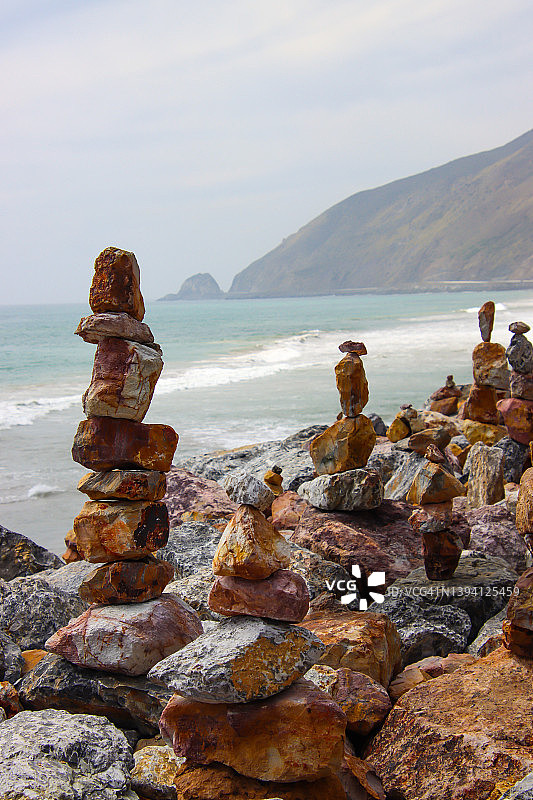 海滩上的岩石堆图片素材