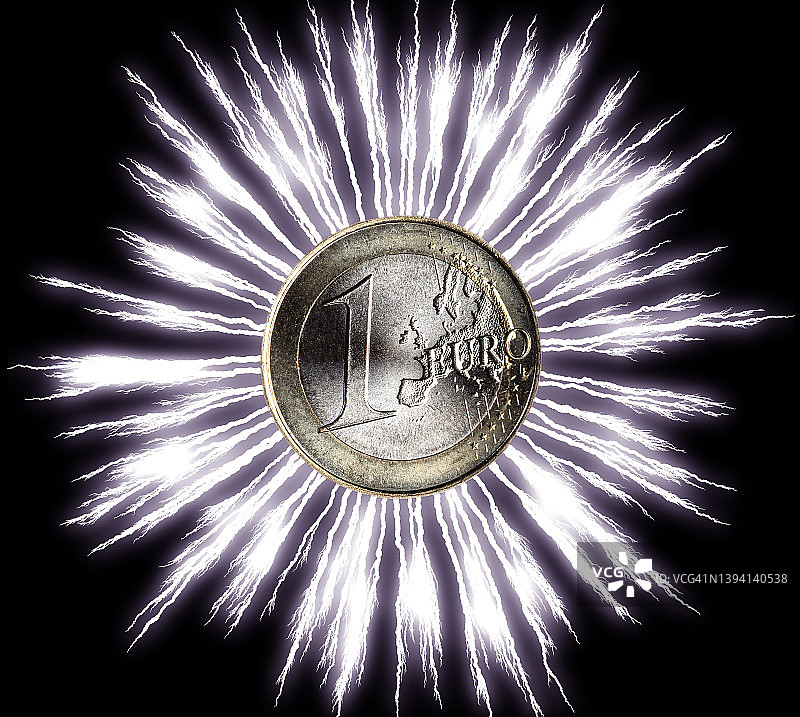 带闪电爆炸的一个欧元硬币图片素材