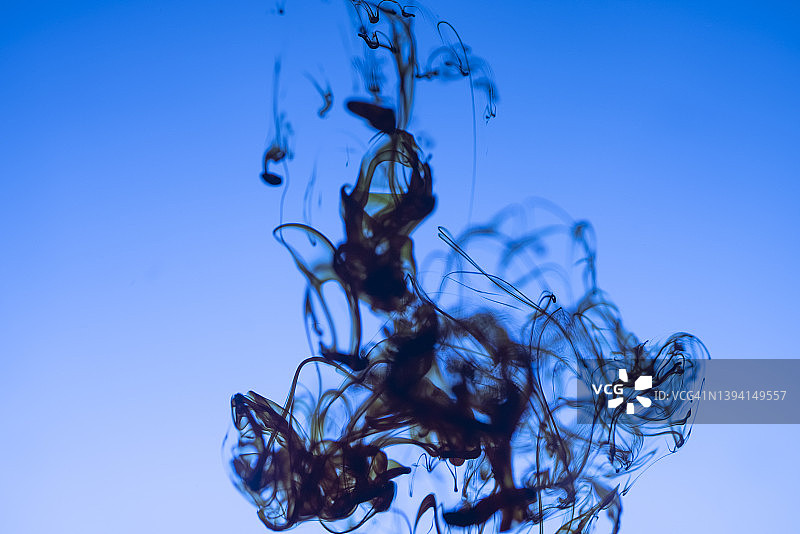 红色液体在水中飞溅扩散的特写图片素材