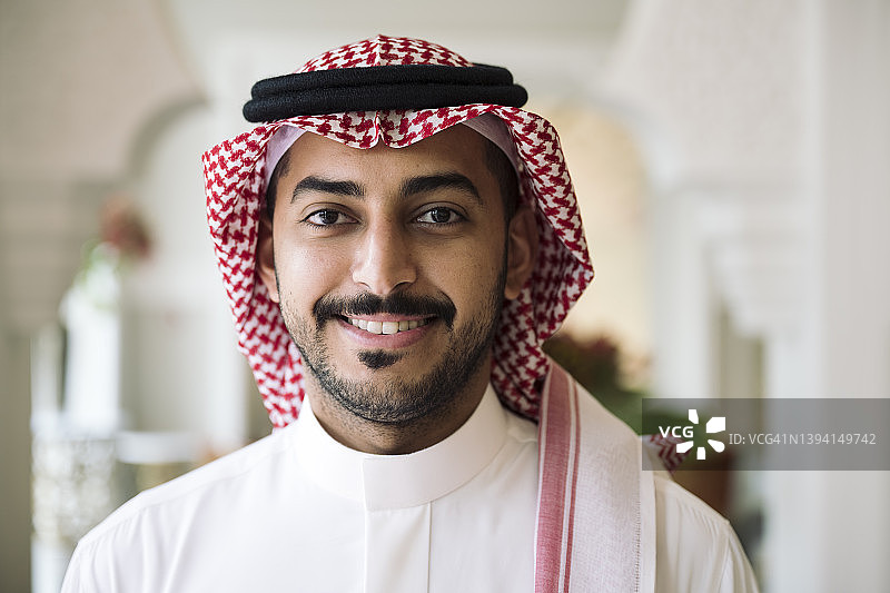 20多岁留着胡须的沙特男子室内肖像图片素材