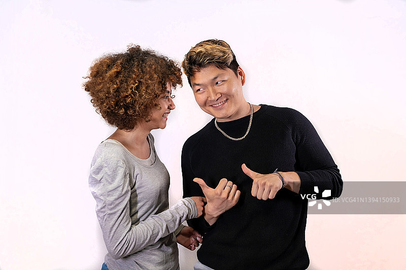 在白色背景下，一起开玩笑的亚洲夫妇的摄影肖像图片素材