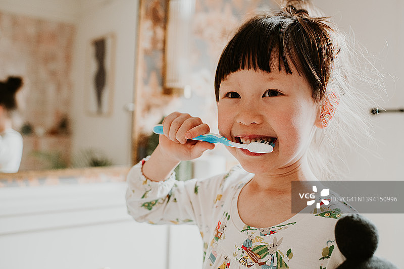 快乐的小女孩在刷牙图片素材