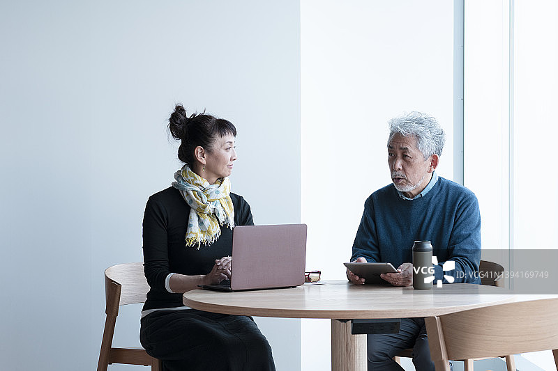 男人和女人在开会图片素材