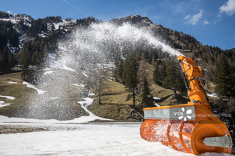 除雪机清理道路图片素材
