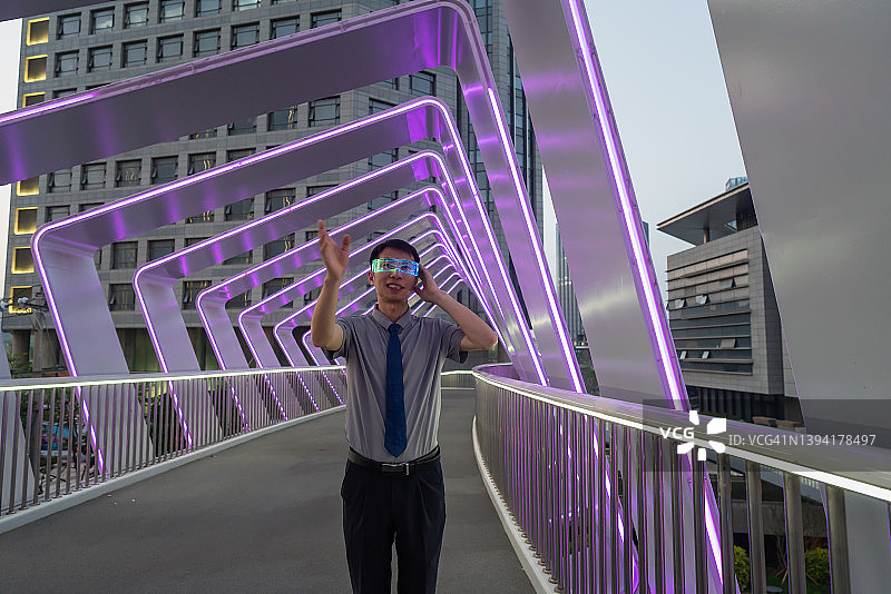 男人穿着白色衬衫，戴着智能发光眼镜图片素材