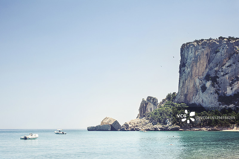 从海滩 viewing 撒丁岛卡拉卢纳景色图片素材