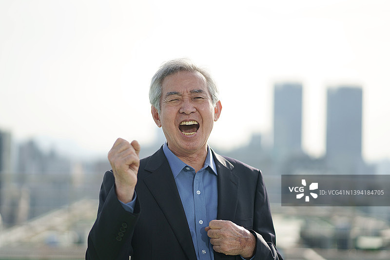 欢呼的中年男人图片素材