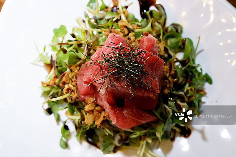 金枪鱼骨上的金枪鱼片图片素材