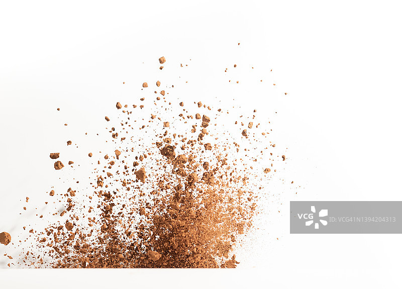 白色背景上的可可粉爆炸图片素材