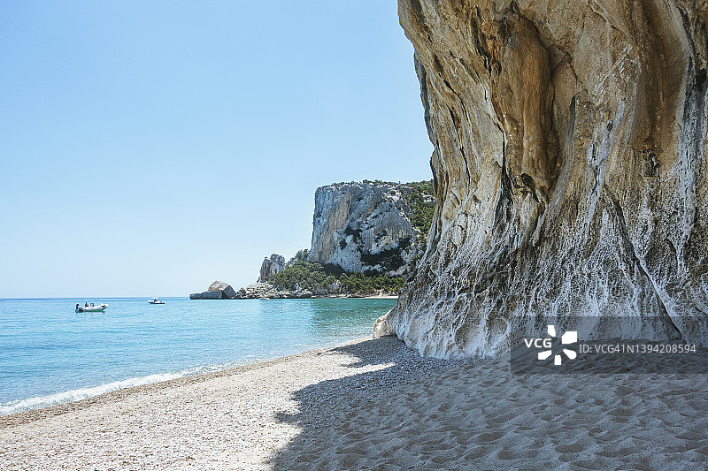 从海滩 viewing 撒丁岛卡拉卢纳景色图片素材