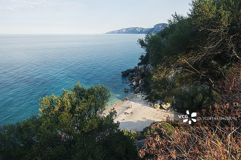 撒丁岛奥罗塞伊海湾富伊利海滩日光浴人群的航拍景色图片素材