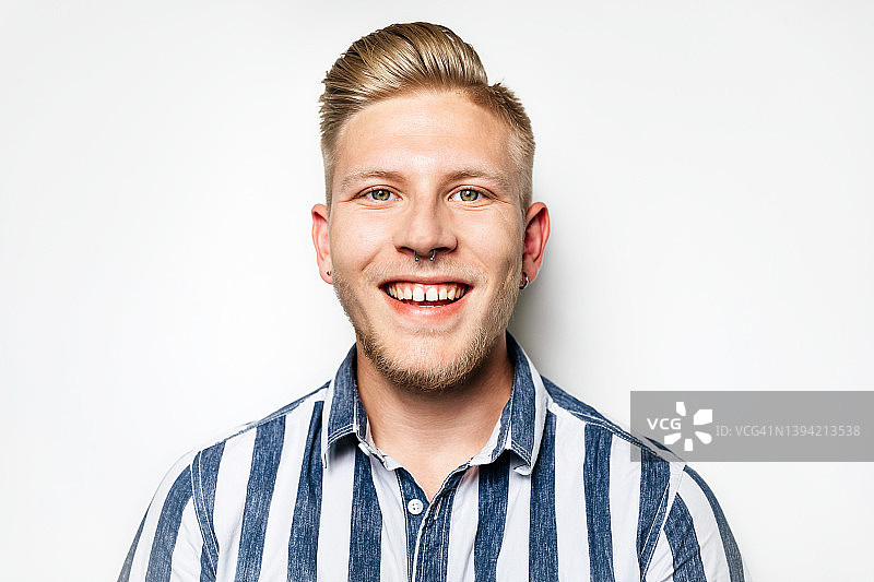 微笑的金发男人身穿条纹衬衫图片素材