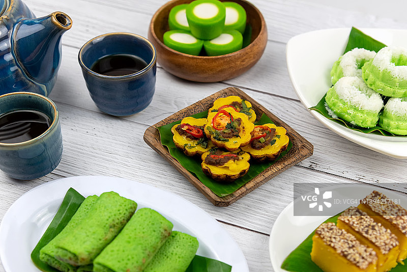 搭配茶的各种马来西亚受欢迎的传统甜点图片素材