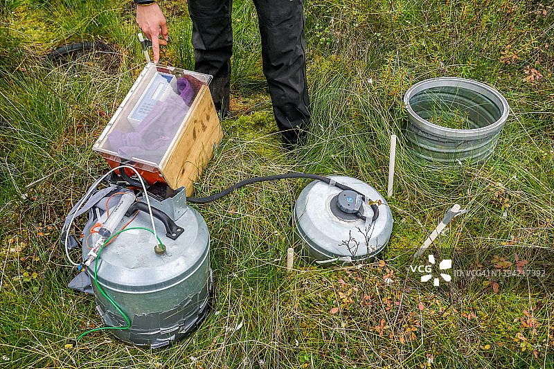 研究人员测量泥炭地的甲烷和二氧化碳排放量图片素材