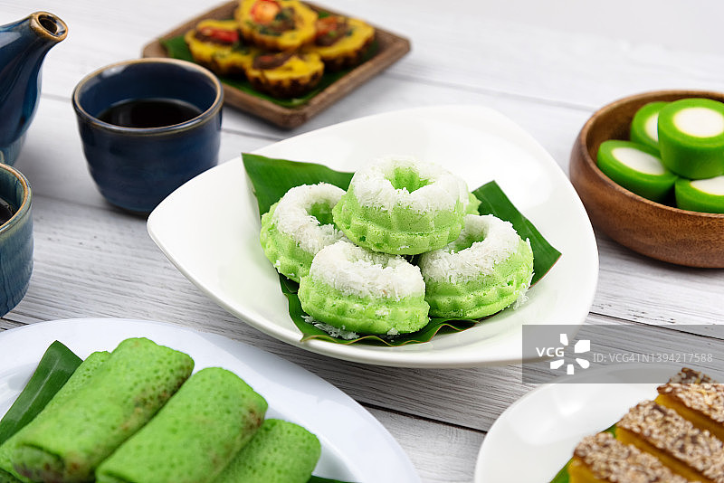 搭配茶的各种马来西亚受欢迎的传统甜点图片素材