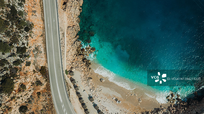 土耳其：公路旁碧绿海滩休闲女子航拍图片素材