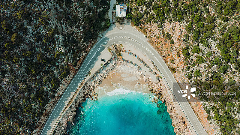 土耳其碧蓝色沙滩弯曲山路航拍图片素材