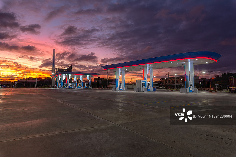 日落时的加油站图片素材