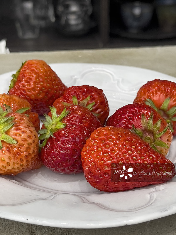 盘子里的草莓图片素材