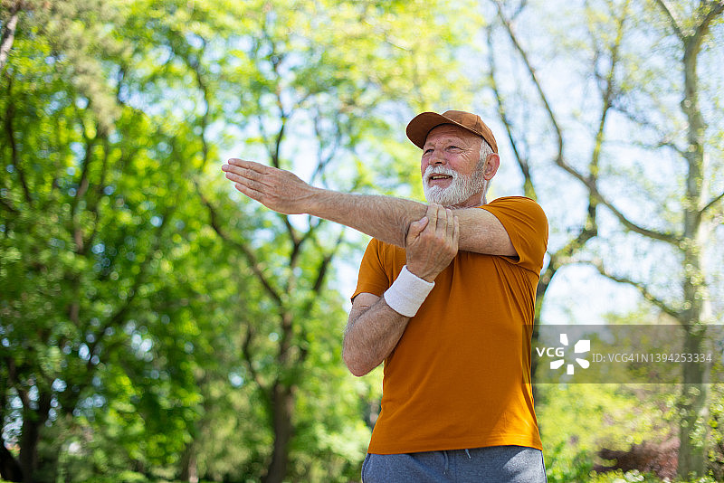 正在伸展运动的年长男人图片素材