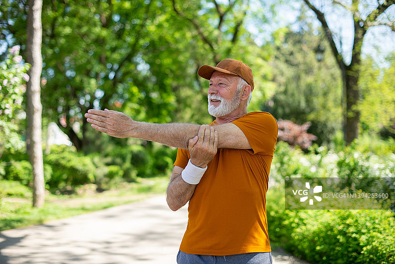 积极的年长男人在慢跑图片素材