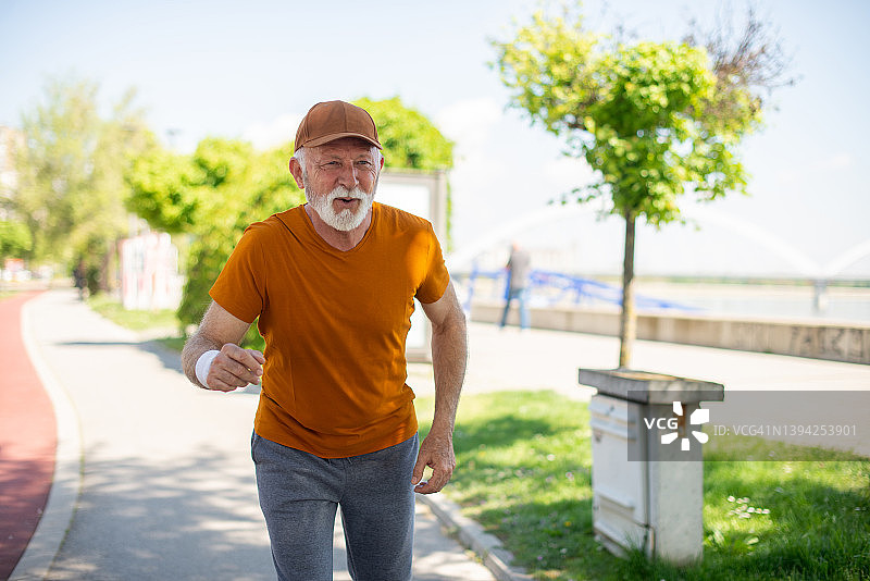 一位活跃的年长男人肖像图片素材