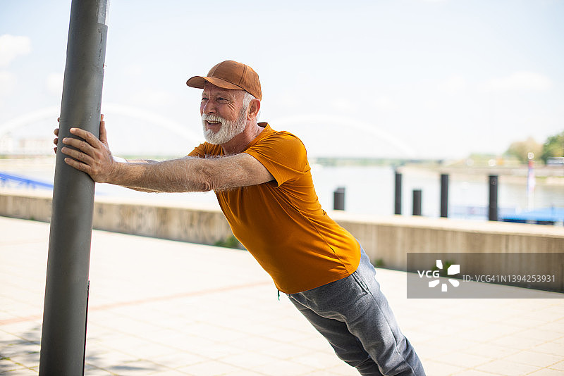 正在伸展运动的年长男人图片素材