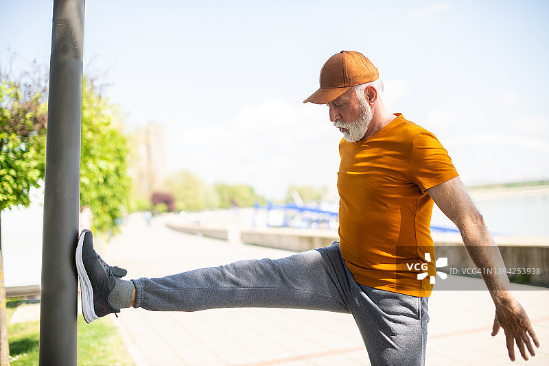 正在伸展运动的年长男人图片素材