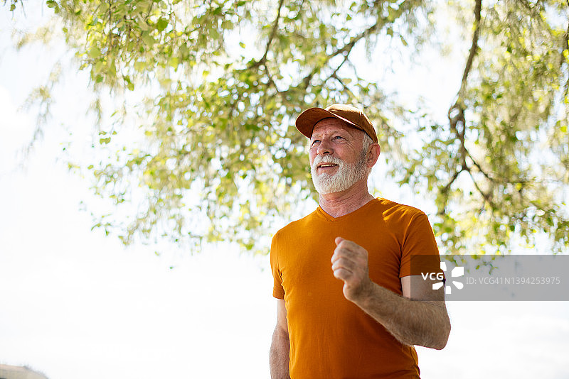 年长的男人跑步图片素材