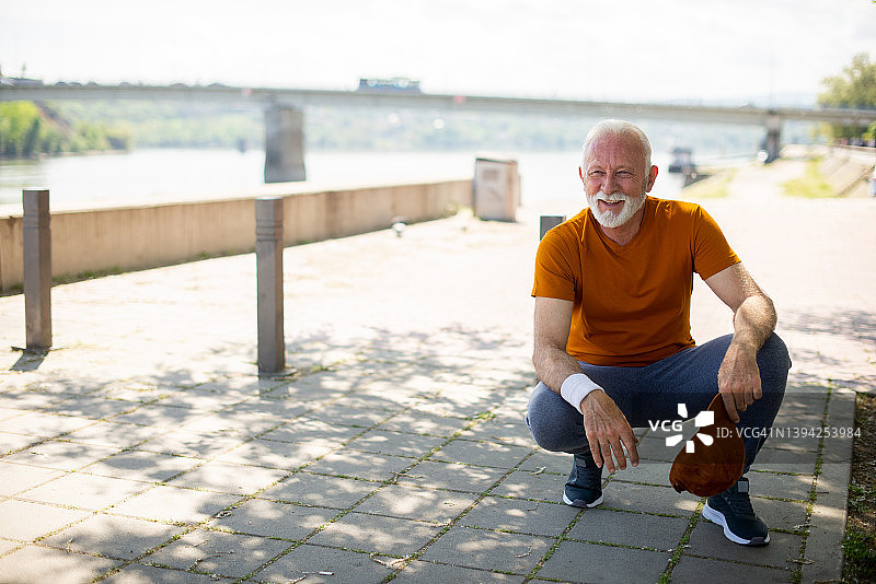 积极的年长男人在慢跑图片素材