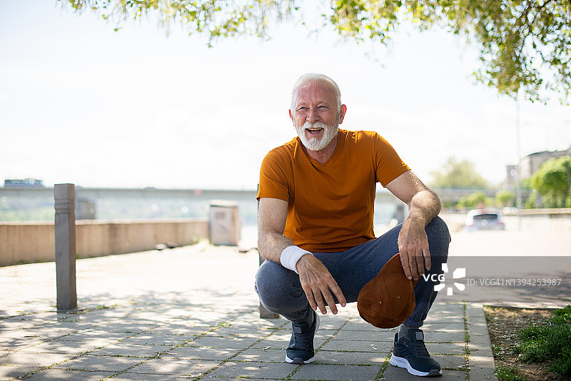 一位活跃的年长男人肖像图片素材