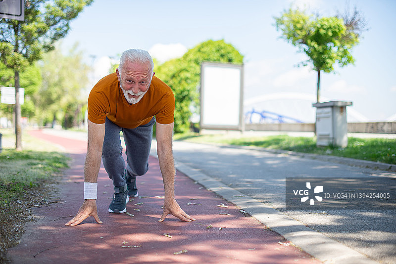 正在伸展运动的年长男人图片素材