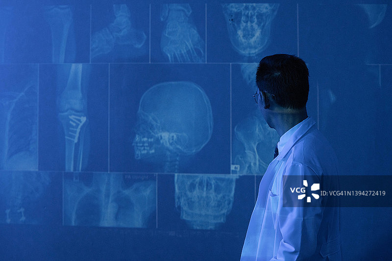 医生讨论患者X光片结果图片素材