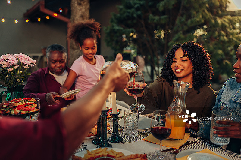 幸福家庭聚餐饮红酒图片素材