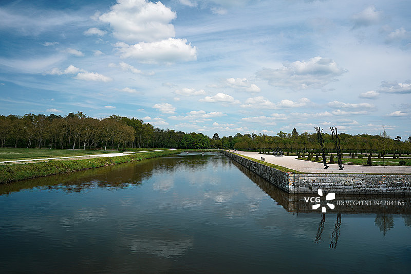 水边桥上的公园和绿色花园图片素材