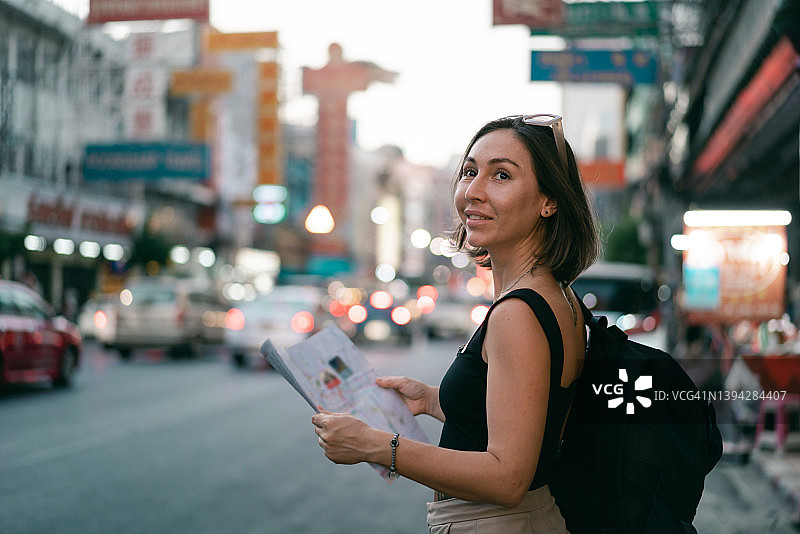 女人在曼谷中国城夜市旅行图片素材