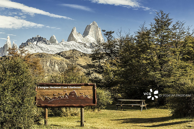 阿根廷圣克鲁斯省洛斯冰川国家公园，菲茨罗伊峰和托雷峰为背景图片素材
