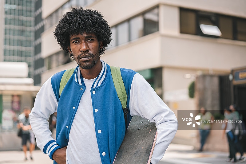 市中心滑板运动员肖像图片素材