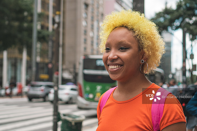 学生通过手机App打车图片素材