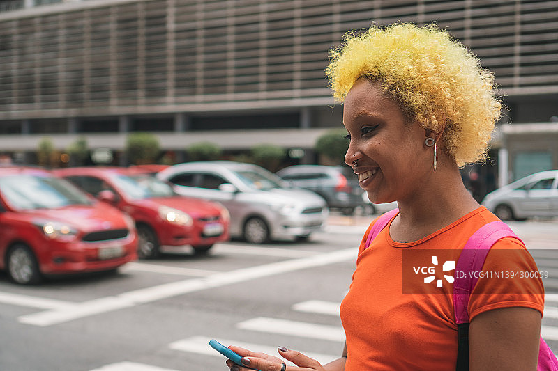 学生通过手机App打车图片素材