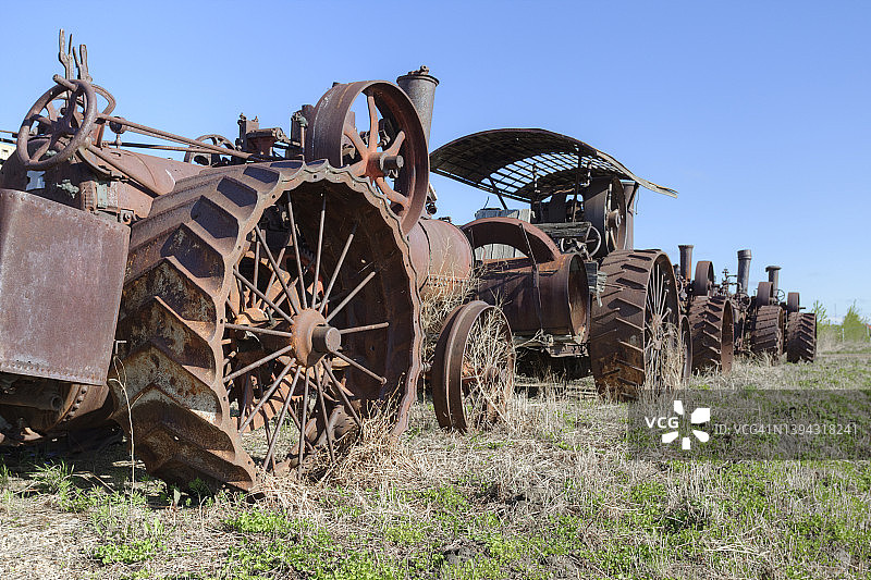 老式蒸汽拖拉机图片素材