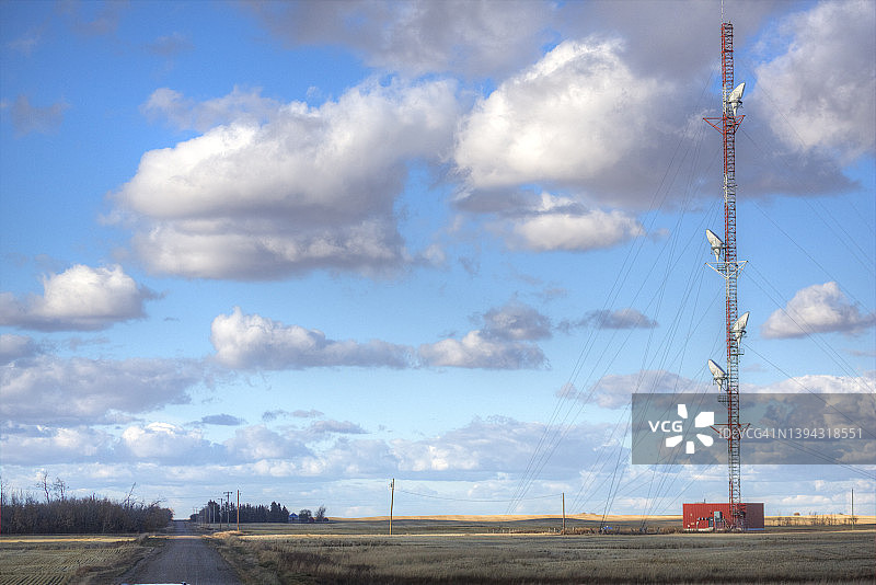 乡村环境中的广播和卫星站图片素材