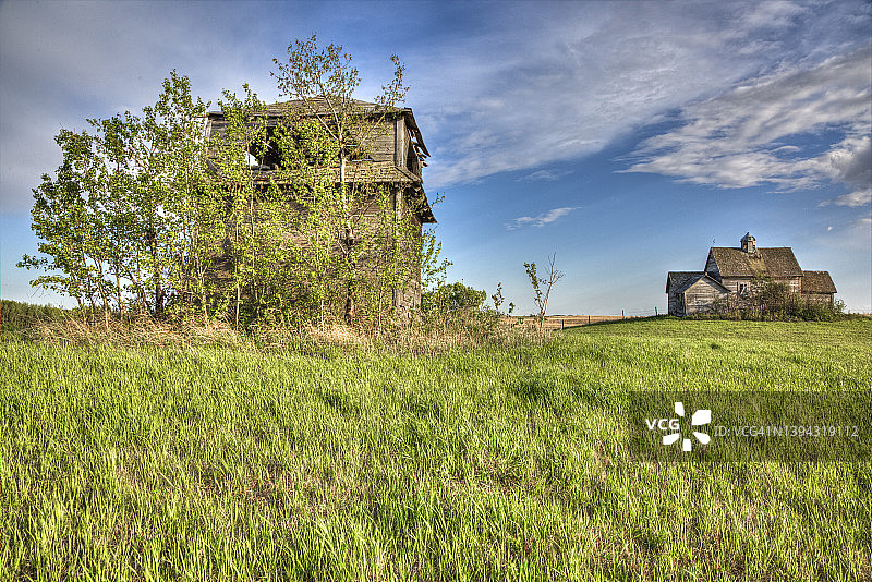 废弃的乌克兰教堂和钟楼图片素材