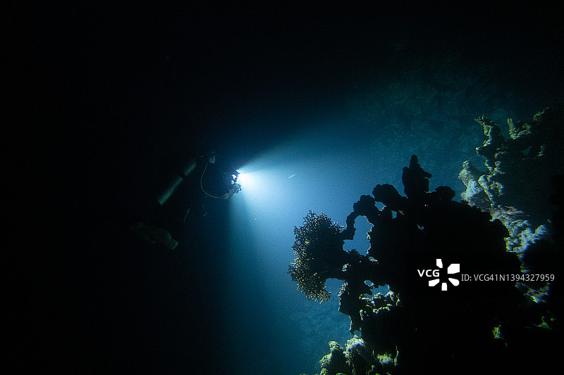夜晚深海图片素材