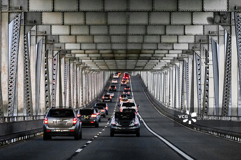 驾车过桥图片素材