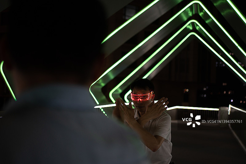 男人使用VR眼镜图片素材