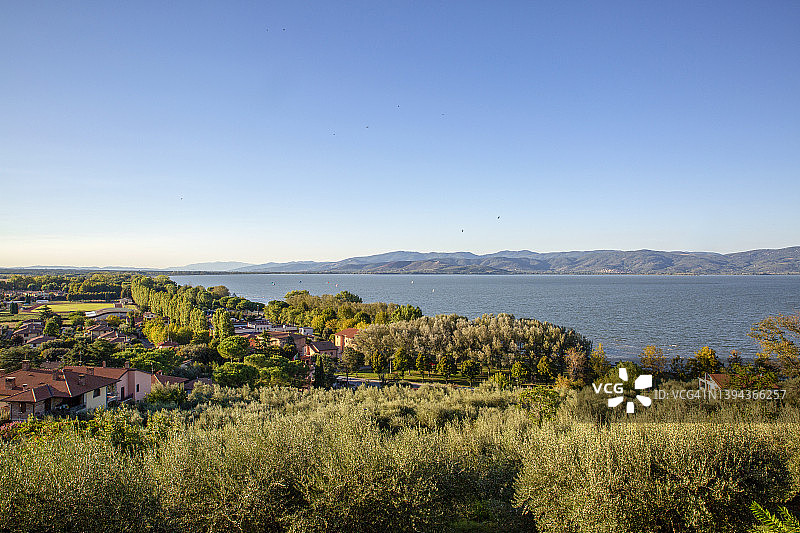 阳光明媚的特拉西梅诺湖，意大利翁布里亚图片素材