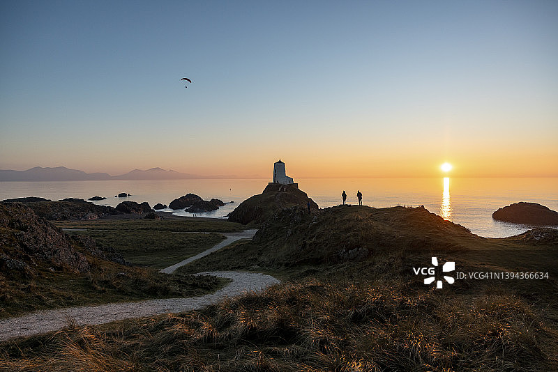 英国威尔士纽堡：日落时分通往特瓦马 lighthouse 的蜿蜒小路图片素材