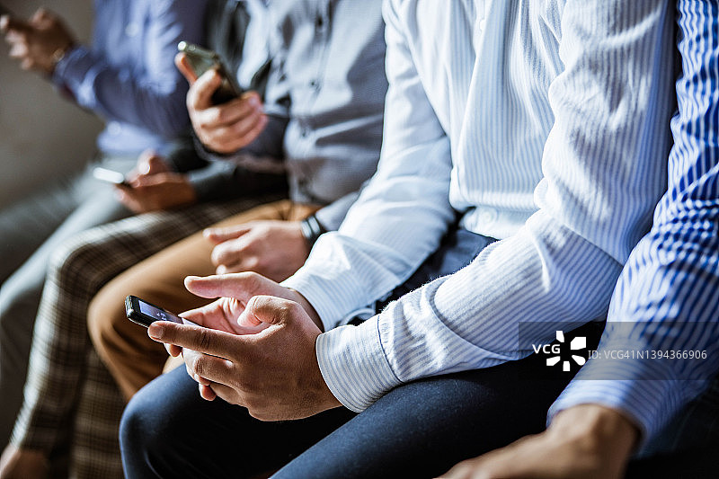 商务男士使用手机特写图片素材